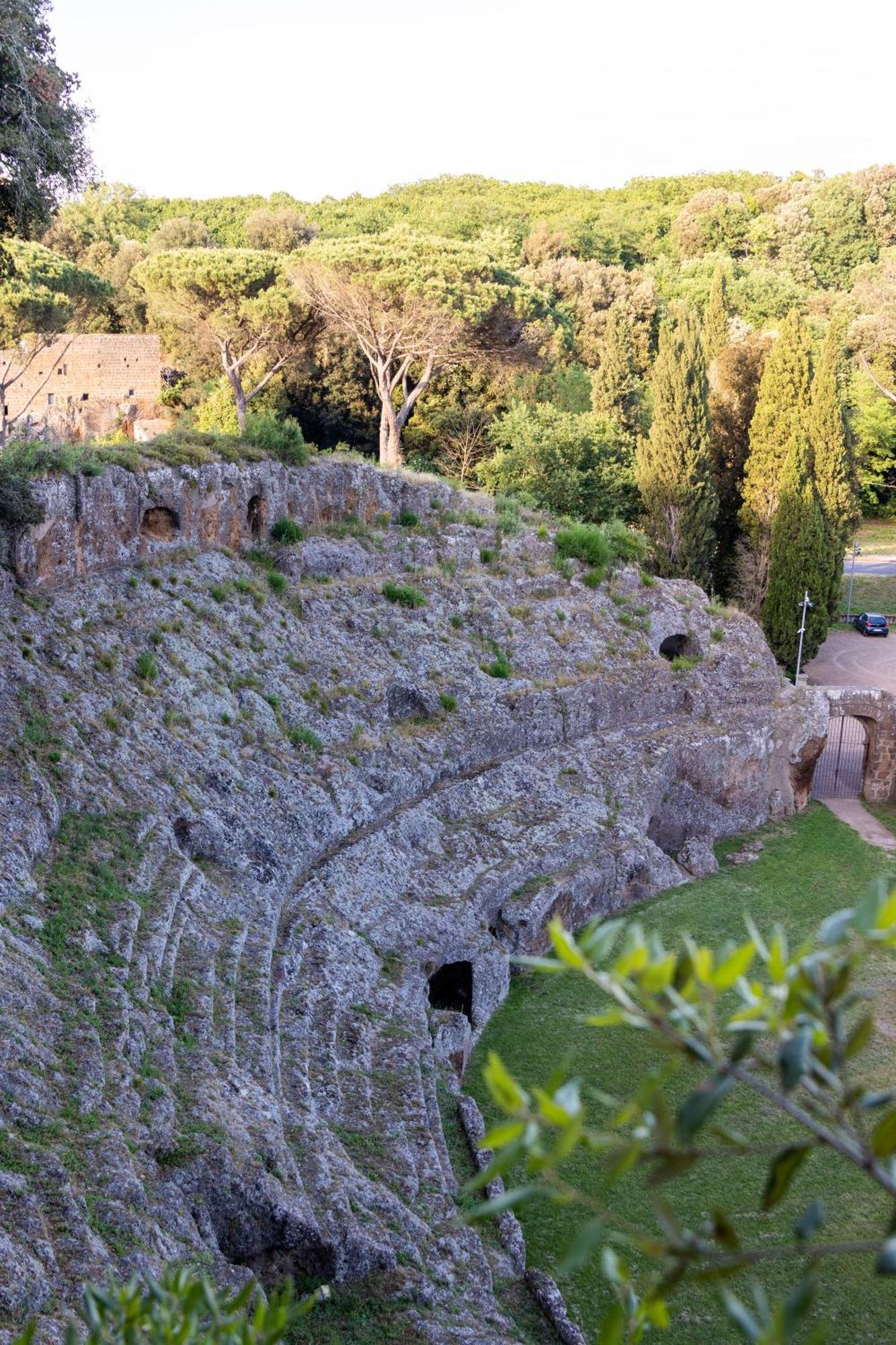 Radici Etrusche Sutri Hotel Bagian luar foto